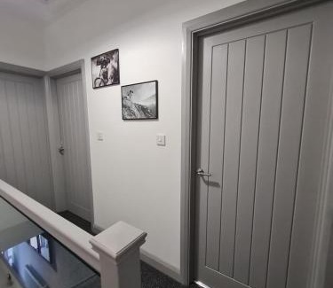 Dowlais House | 4 BR Luxury House. Bike Park Wales. Secure Bike Store. Brecon Beacons