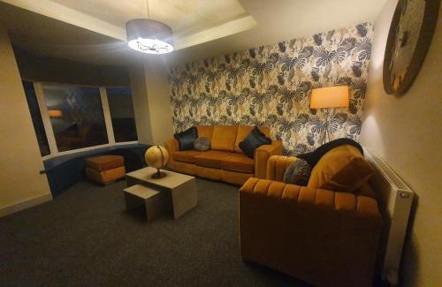 Dowlais House | 4 BR Luxury House. Bike Park Wales. Secure Bike Store. Brecon Beacons