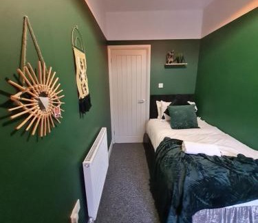 Dowlais House | 4 BR Luxury House. Bike Park Wales. Secure Bike Store. Brecon Beacons