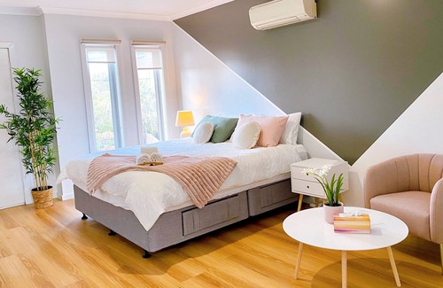 Yarraville House | 4 BR Townhouse Awesome Location 8 km to Melbourne CBD