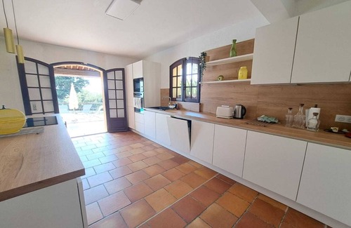 Le Cannet Villa | 4 BR Villa with Pool, Sea View, AC, Parking. - BENAKEY