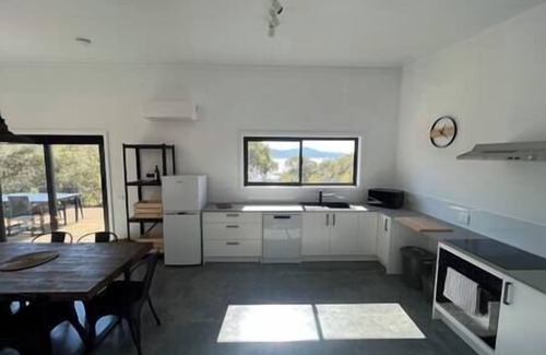 East Jindabyne House | #4 Brand new modern Eco cabin with fantastic views