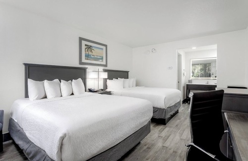 Fort Walton Beach Hotel | 4 Breezy Beachside Rooms with Outdoor Pool Near Wild Willy's Adventure Zone