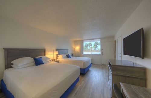 Fort Walton Beach Hotel | 4 Breezy Beachside Rooms with Outdoor Pool Near Wild Willy's Adventure Zone