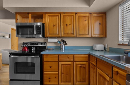 Downtown Cannon Beach House | 4 Buccaneer Bay: Charming Bungalow | Walk to Beach | Dog-Friendly