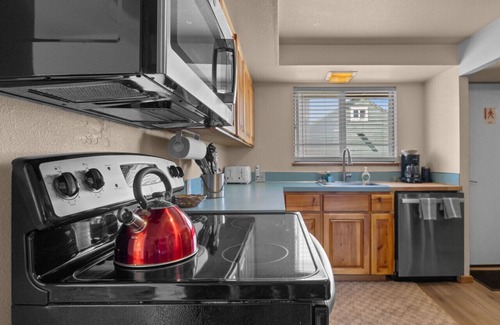 Downtown Cannon Beach House | 4 Buccaneer Bay: Charming Bungalow | Walk to Beach | Dog-Friendly