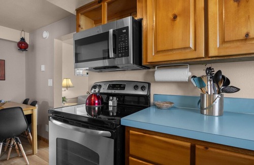 Downtown Cannon Beach House | 4 Buccaneer Bay: Charming Bungalow | Walk to Beach | Dog-Friendly