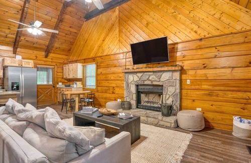 Gatlinburg - Pigeon Forge Cabin | 4 Cabins, Sleeps 26 | Hot Tubs, Firepit, Game Room, Mtn Views | Dudley Buyout