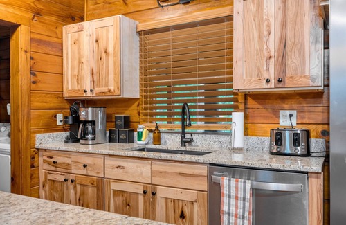 Gatlinburg - Pigeon Forge Cabin | 4 Cabins, Sleeps 26 | Hot Tubs, Firepit, Game Room, Mtn Views | Dudley Buyout