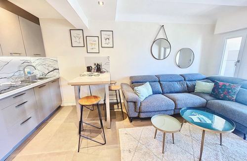 Cannes City Centre Apartment | 4* Cannes 2 BRs Croisette 800m Palais balcony sea view by Olam Properties