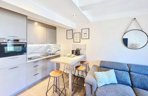 Cannes City Centre Apartment | 4* Cannes 2 BRs Croisette 800m Palais balcony sea view by Olam Properties