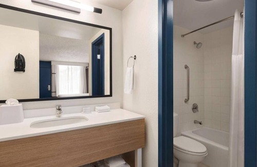Gulf Gate Estates Hotel | 4 Charming Rooms w/Free Breakfast & Pool – Close to Siesta Beach