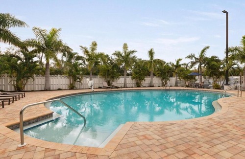 Gulf Gate Estates Hotel | 4 Charming Rooms w/Free Breakfast & Pool – Close to Siesta Beach