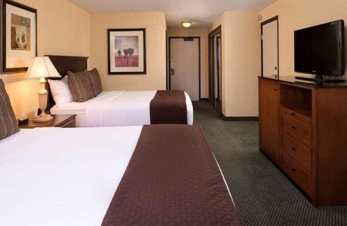 Port Angeles Resort | 4 Classy Units! Pool, FREE Parking, Pets Allowed, Near Valley Creek Estuary Park