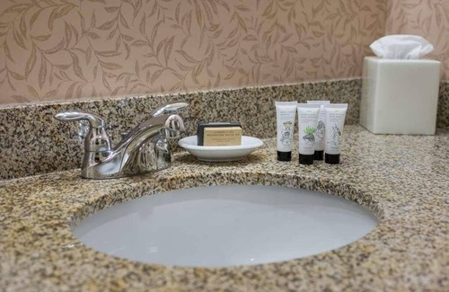 Port Angeles Resort | 4 Classy Units! Pool, FREE Parking, Pets Allowed, Near Valley Creek Estuary Park