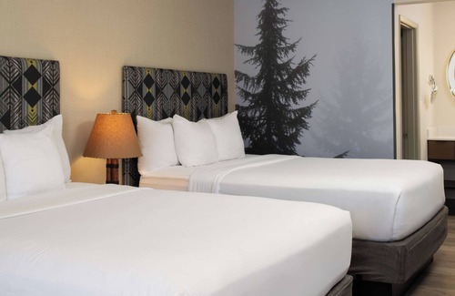 Port Angeles Hotel | 4 Convenient Units! Outdoor Pool, Pets Allowed Near Valley Creek Estuary Park!