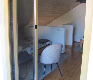Unterallgau House | #4 Dachstudiozimmer mit 2 Betten und Balkon mit WG Bad Airport nah freies W-Lan