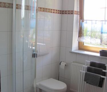 Unterallgau House | #4 Dachstudiozimmer mit 2 Betten und Balkon mit WG Bad Airport nah freies W-Lan