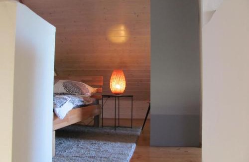 Unterallgau House | #4 Dachstudiozimmer mit 2 Betten und Balkon mit WG Bad Airport nah freies W-Lan