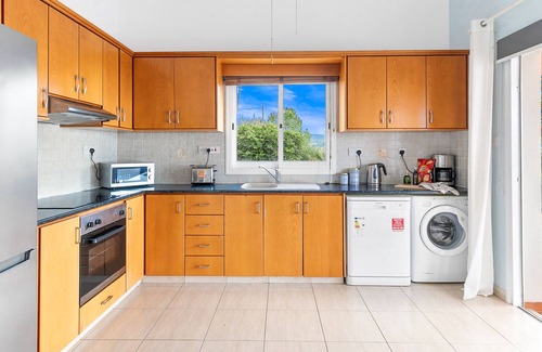 Peyia Town Villa | 4 en-suite Bedrooms with Panoramic Sea Views & Huge Pool Patio & Jacuzzi/Spa