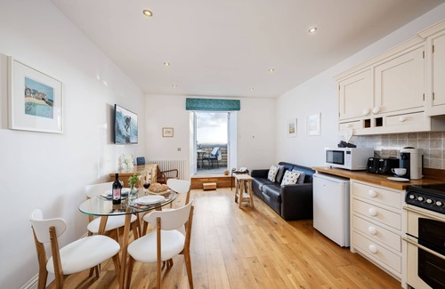 Carbis Bay Apartment | 4 Fernhill is a charming ground-floor apartment with stunning sea views overlooking St Ives Bay. It