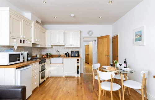 Carbis Bay Apartment | 4 Fernhill is a charming ground-floor apartment with stunning sea views overlooking St Ives Bay. It