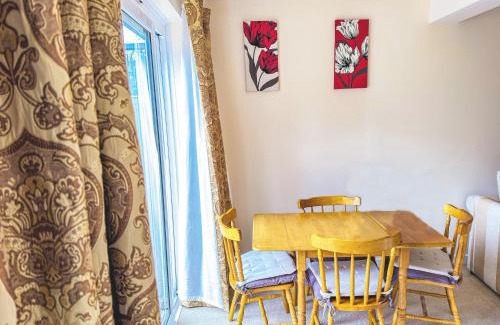 Wellingborough House | 4 Guests - Free Parking - Near Attractions