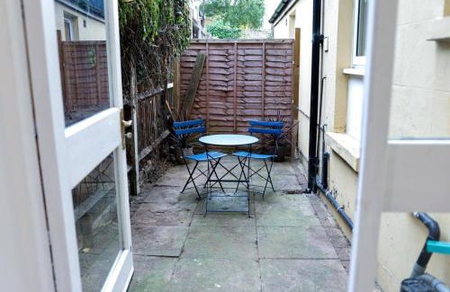 Thornton Heath Apartment | 4 Guests - Pet Friendly Retreat in Thornton Heath