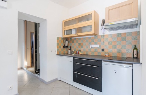 Charleval Apartment | 4 - Heart of the village F3 - air-conditioned