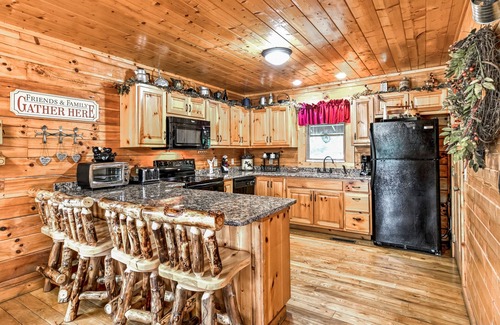 Sevierville Cabin | 4 Jetted Tubs, Close To Attractions, 5 Bedrooms w/Attached Bathrooms