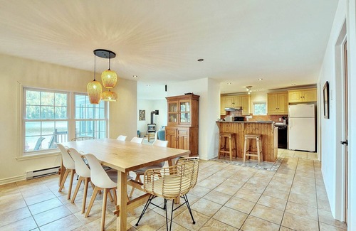 Amherst Ski Chalet | 4 Little Bears' Refuge, Cozy Lakefront property w/sandy beach, fireplace & spa
