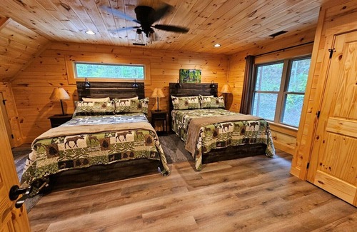 Maggie Valley House | 4 Loves Lodge - Brand New Log Home, Sleeps 22, 6 BR, 6 1/2 BA, HT, FP
