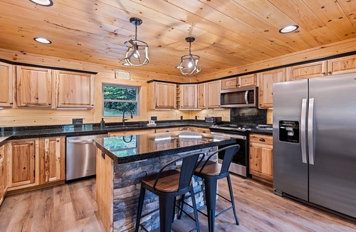 Maggie Valley Cabin | 4 Loves Lodge - Main Home Sleeps 22, 5 BR, 5 1/2 BA, Pet Friendlyn