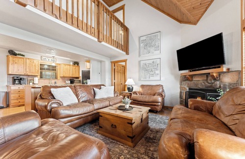 Reeds Spring Cabin | 4 Master Suites! By StoneBridge Pool! SDC!