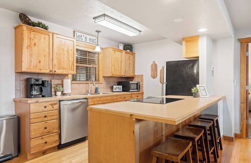Reeds Spring Cabin | 4 Master Suites! By StoneBridge Pool! SDC!