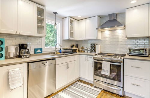 Mashpee Neck Cottage | 4 Mi to Beach: Cape Cod Retreat in Mashpee!