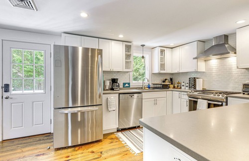Mashpee Neck Cottage | 4 Mi to Beach: Cape Cod Retreat in Mashpee!