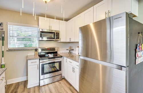 Walkers Holly Hill Cottage | 4 Mi to Daytona Boardwalk & Beaches: Cute Cottage