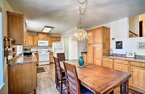Black Bart Cabin | 4 Mi to Heavenly: Home w/Deck in South Lake Tahoe