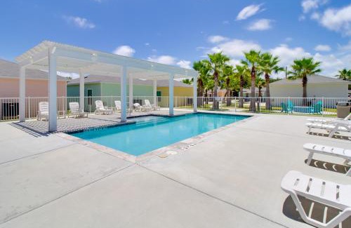 Fulton House | 4 Mi to Rockport Beach Park Home with Resort Perks