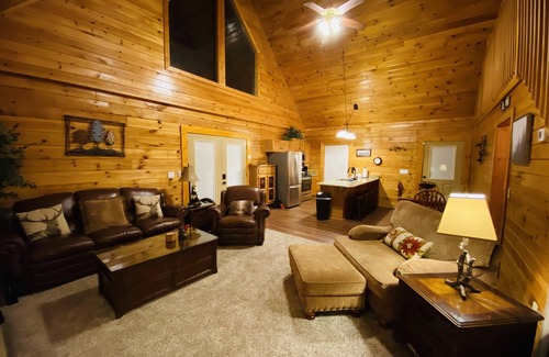 Sevierville Cabin | 4 miles to Dollywood and Pigeon Forge Fun!