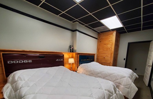 Pineville House | 4 Miles to Pinnacle Creek Trailhead - Large Lodge with amazing decor!