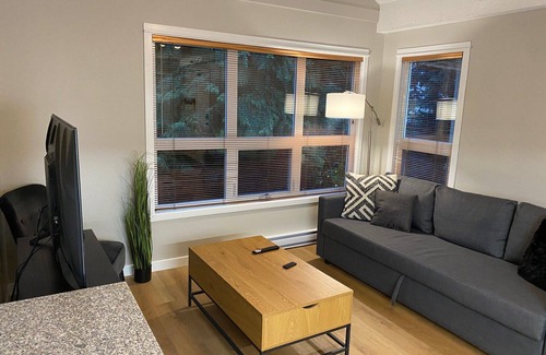 Whistler Creekside Condo | 4 Min walk to Gondola! Whistler Quiet 1 bedroom, FREE PARKING!