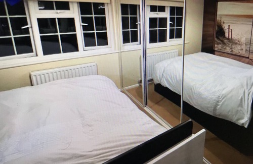 Walton-on-Thames Other | 4 minute walk to Hersham station - 30 mins to London & comes with my cat Peppa.