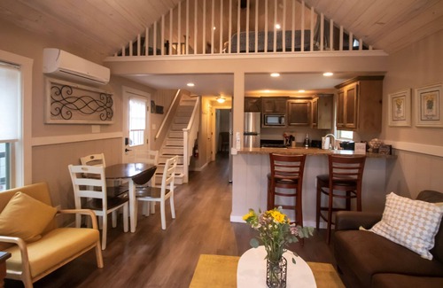 Center Point Cabin | #4 of 4 Treetop River Cabin: 6 guests +Kayaks+ Fishing+ Fire pits: Honey's Nest