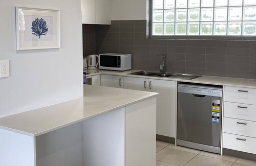 Cloverdale Apartment | 4 Peace+Quiet Contemporary 2x2 Parking