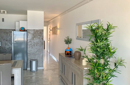 Sainte-Maxime City Centre Apartment | 4-person apartment facing the sea 50m from the beach and town center