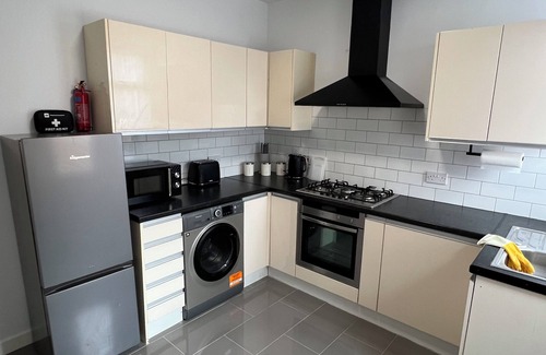 Coventry House | 4 person cosy full house with garden access - close to city centre and CBS arena