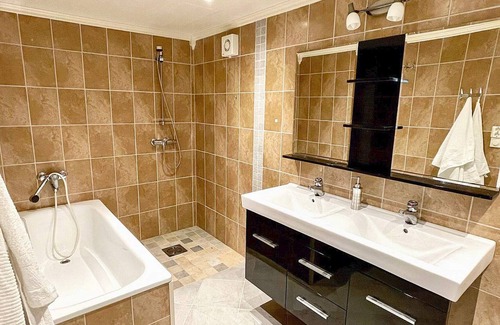 Austvagoy Apartment | 4 person holiday home in LAUPSTAD