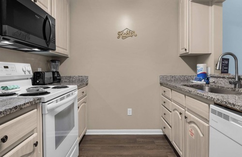 Summer Breeze Condo | 4 Pools, Tennis & Mini-Golf Fun + Free Tickets: Dolphin Cruise & More!